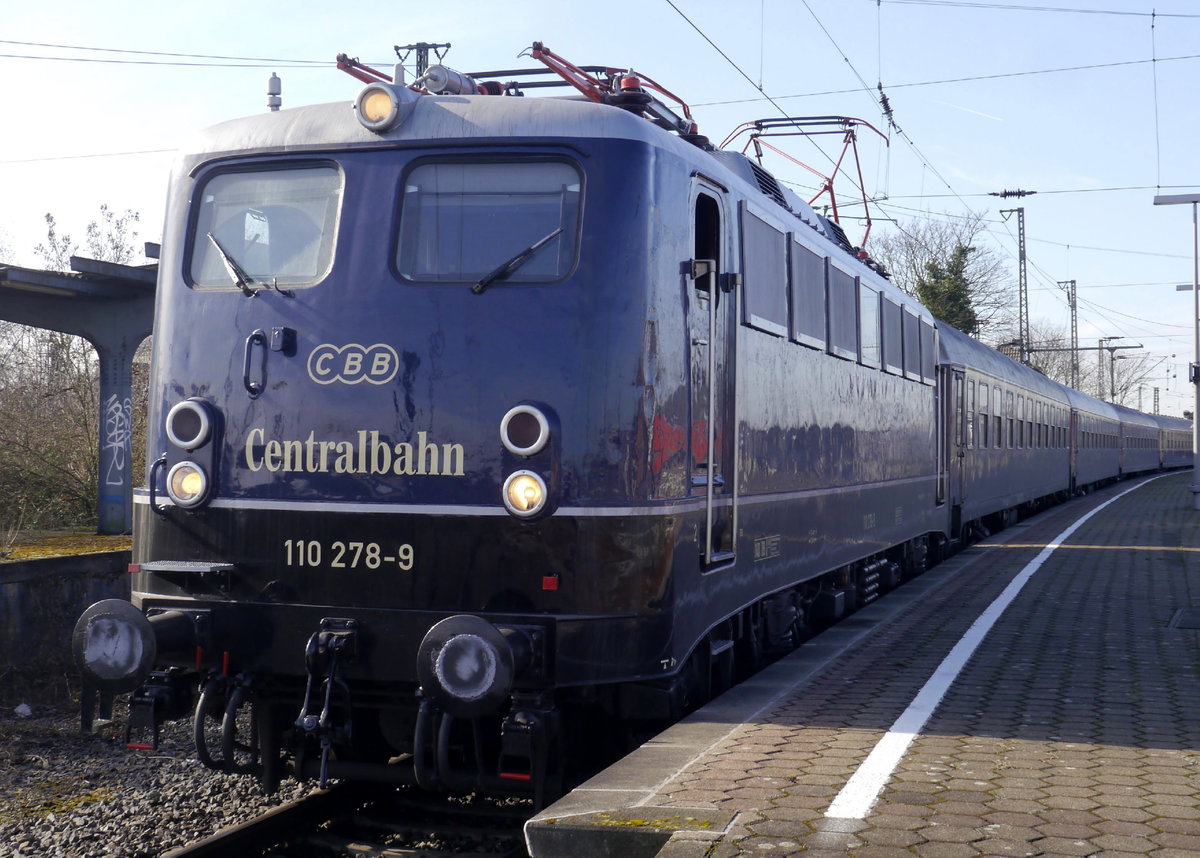 110 278 der Centralbahn mit alten D-Zug-Wagen in Neuss Hbf, 29.3.18. Dank an den Tf fürs Warten!