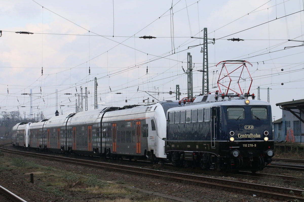 110 278 konnte bei ihrer ersten Fahrt im neuen Farbenkleid am 03.02.2018 in Krefeld-Linn fotografiert werden. Sie zog 462 003 und 005 von Minden nach Mönchengladbach.