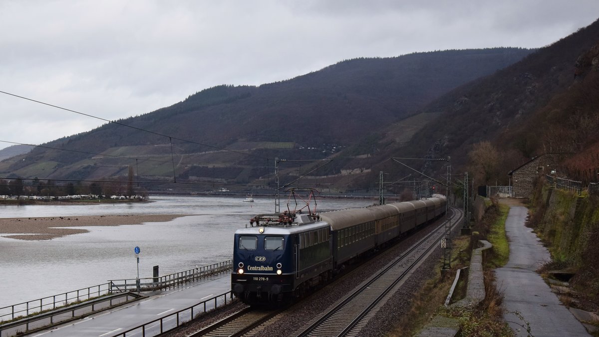110 278 zieht einen leeren Centralbahn-Sonderzug am rechten Rhein entlang und konnte hier kurz vor Aßmannshausen fotografisch festgehalten werden. Aufgenommen am 27.1.2019 10:27