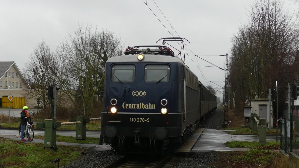 110 278 zieht den RE78-Ersatzzug nach Nienburg in den Bahnhof Petershagen-Lahde, wo dieser Zug vom Bahnsteigsanfang aus festgehalten werden konnte. Aufgenommen am 4.1.2019 12:14