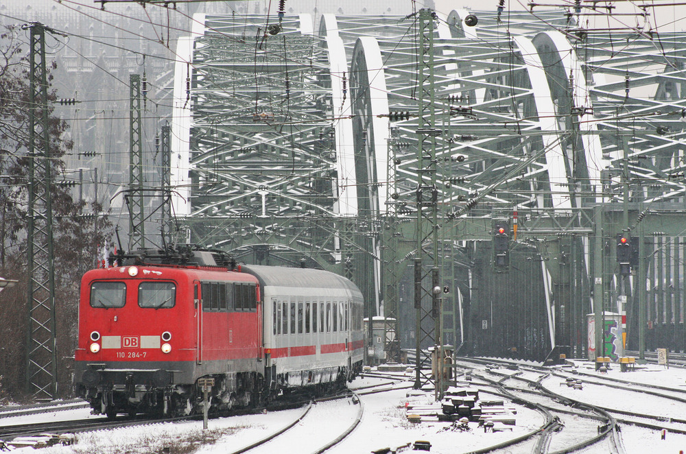 110 284 verlässt die Kölner Hohenzollernbrücke und erreicht den Bahnhof Köln Messe / Deutz.
Aufgenommen am 14.02.2010