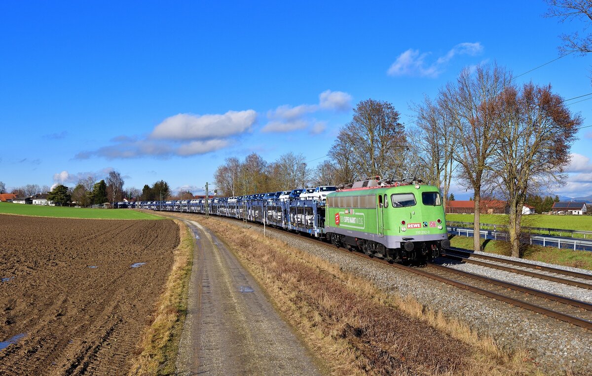 110 292 mit einem Autozug am 31.12.2021 bei Langenisarhofen.