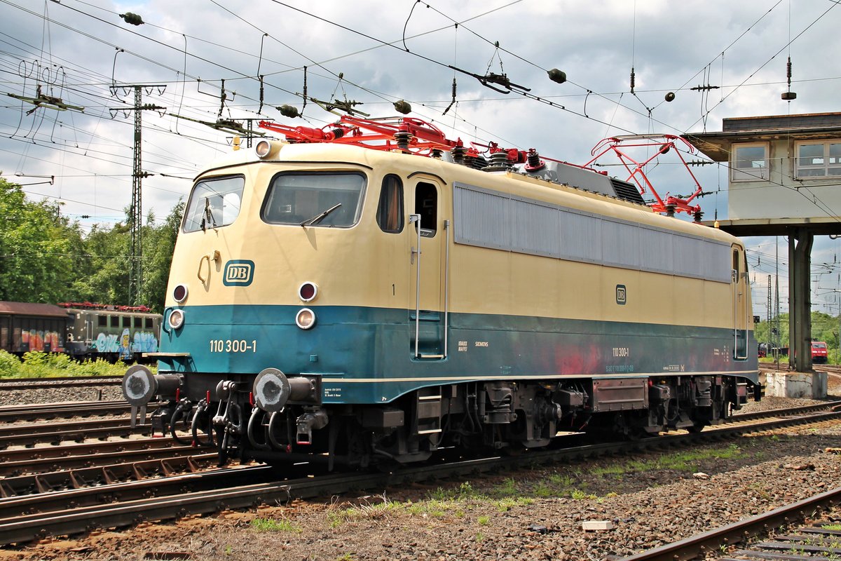 110 300-1 am 18.06.2016 in Ozeanblau/Beige auf der Fahrzeugparade des Sommerfestes im DB Museum in Kobelnz-Lützel.