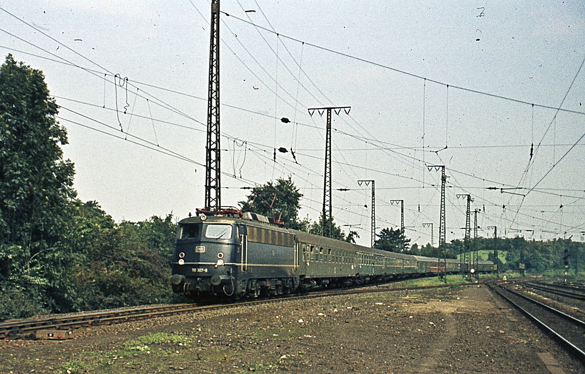 110 307  mit D-Zug   Köln