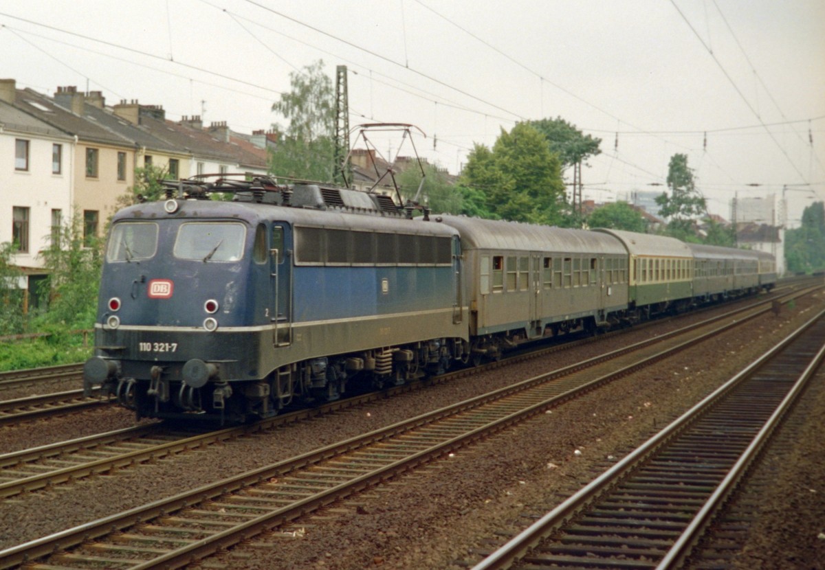 110 321 mit E 3137 (Bremen Hbf–Braunschweig Hbf) am 19.06.1993 zwischen Bremen Hbf und Bremen-Sebaldsbrck, aufgenommen aus N 5035 (Twistringen–Rotenburg [Wmme])