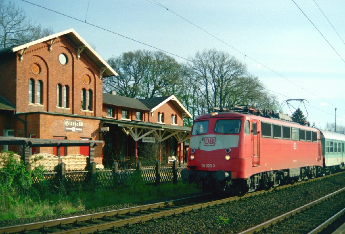 110 323 mit RE 3333 (Bremen–Hamburg) am 18.04.1999 in Hittfeld