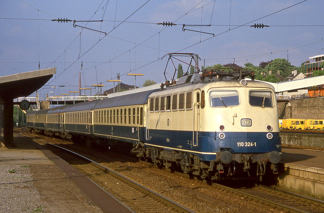 110 324 durchfhrt Wuppertal Unterbarmen in Richtung Elberfeld, 21.05.1986, D2942.