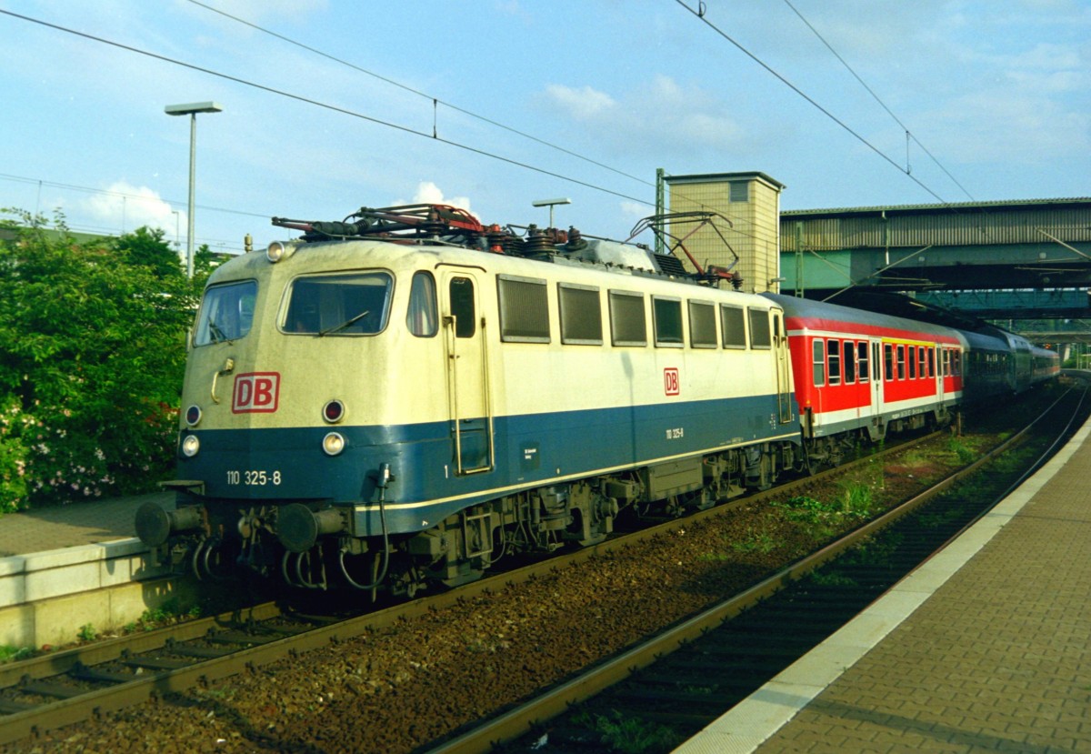 110 325 mit RE 24433 (Bremen–Hamburg) am 27.06.1999 in Hamburg-Harburg