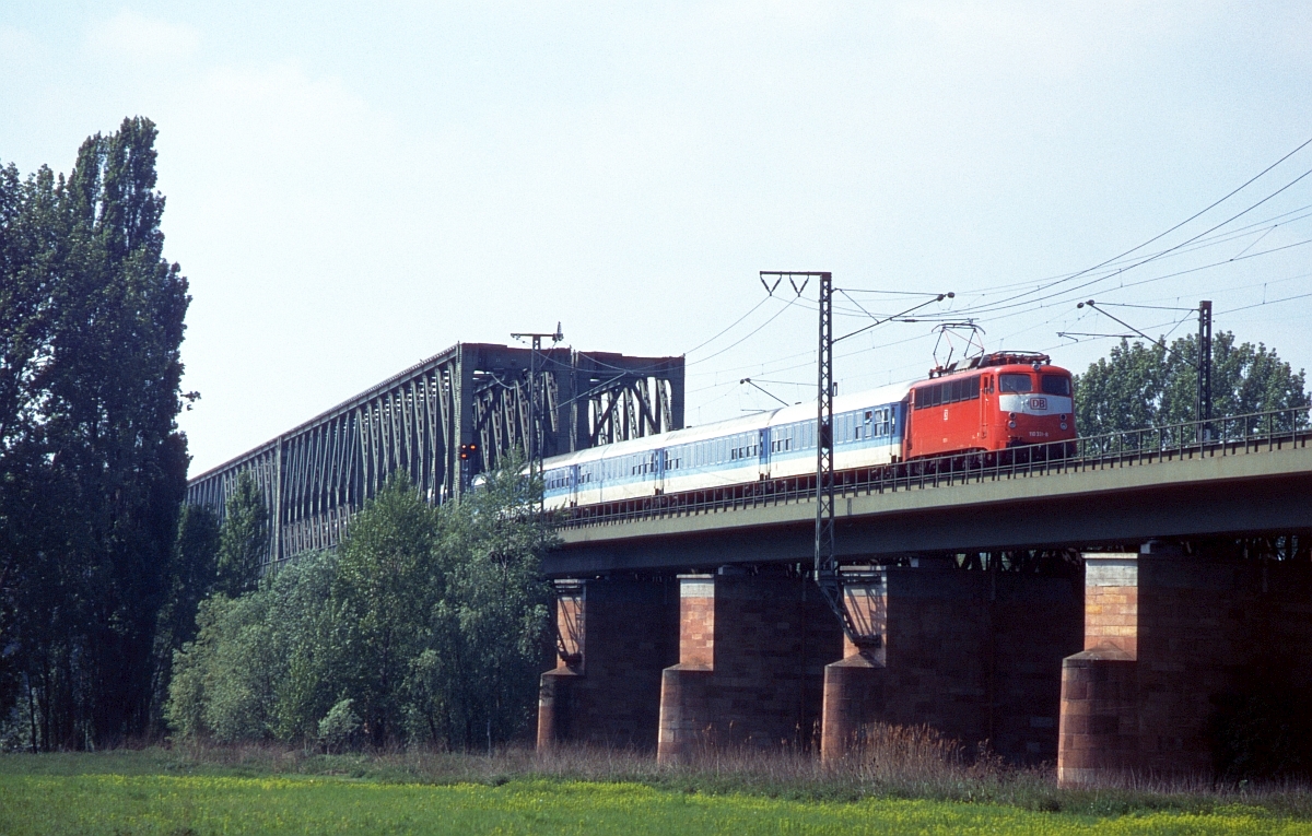 110 331 verlässt vor einem IR Emden - Karlsruhe die Rheinbrücke Mainz-Süd (1.5.1997).
