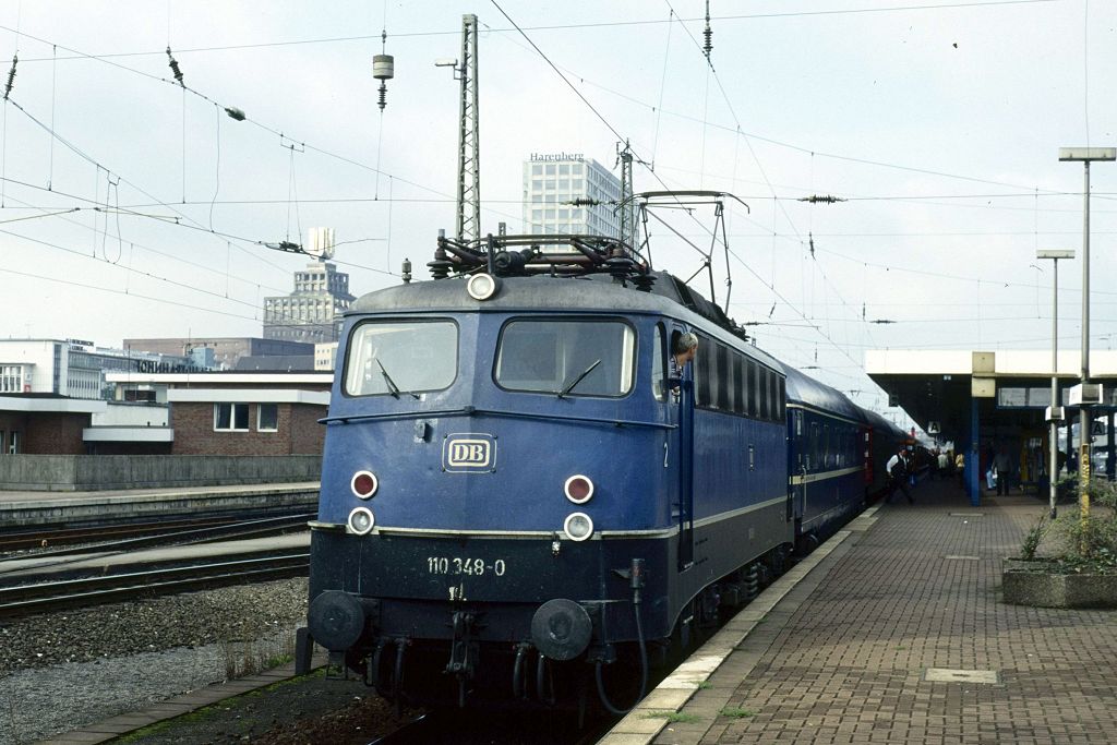 110 348 am 13.01.1996 mit D 1124 in Dortmund Hbf. 