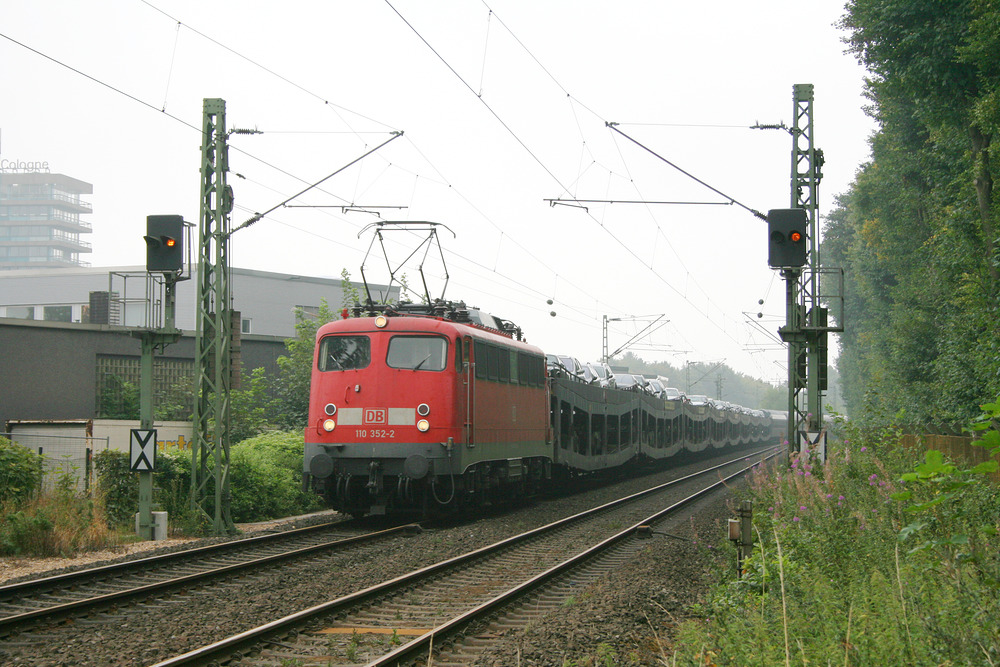 110 352 mit einem Autoslaaptrein von Italien in die Niederlande.
Aufgenommen am 9. August 2009 in Köln-Bocklemünd.