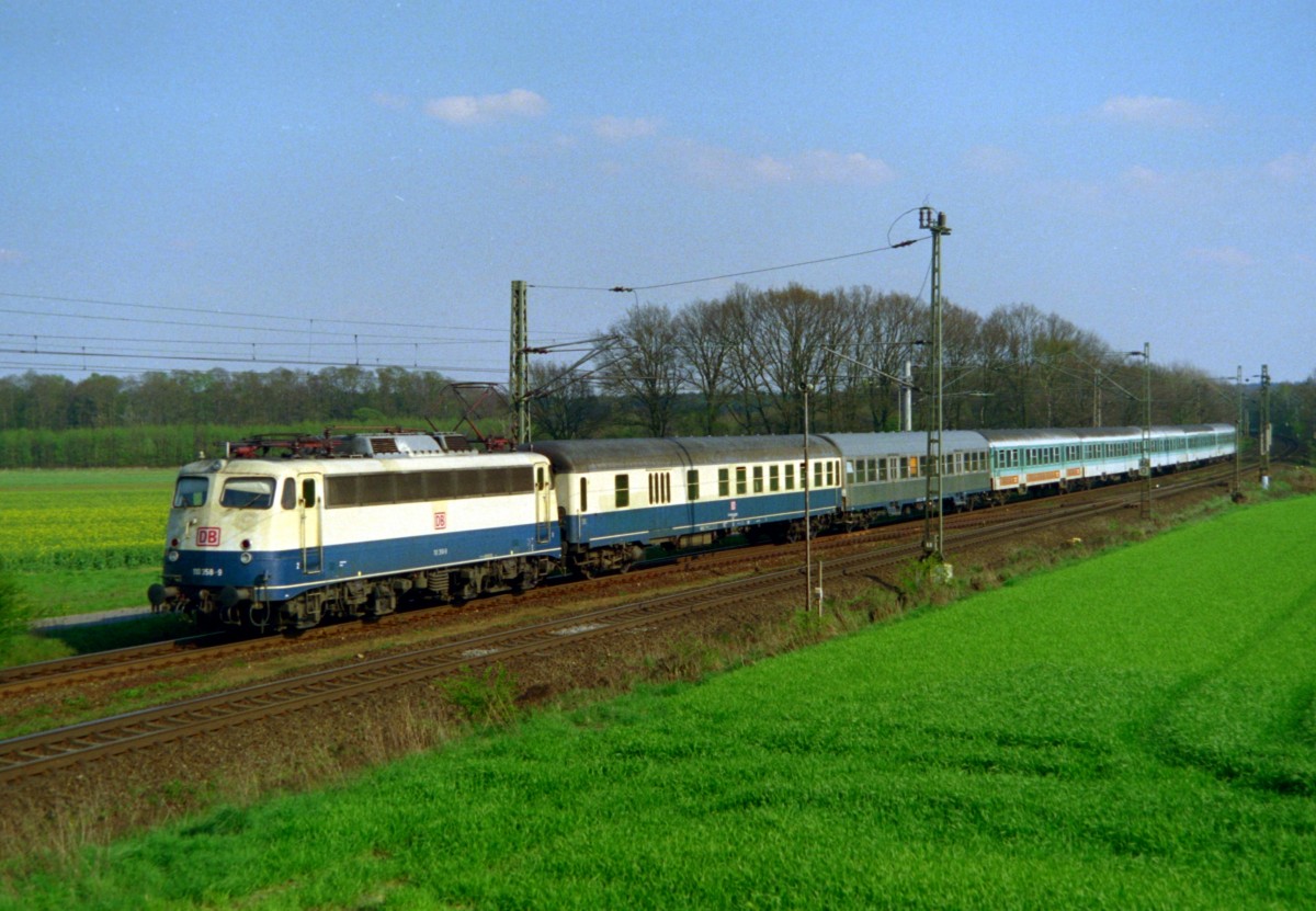 110 358 mit RE 3148 (Braunschweig–Norddeich Mole) am 20.04.1999 in Linsburg