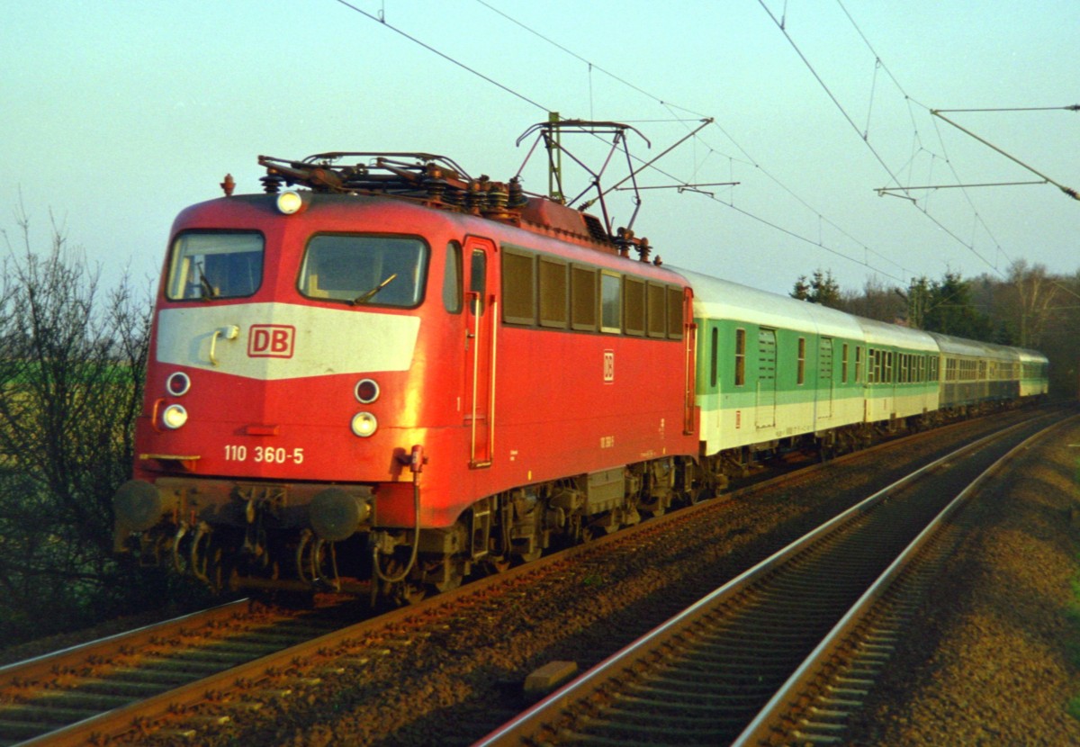 110 360 mit RE 3156 (Braunschweig–Norddeich Mole) am 01.04.1999 in Hagen (Han)