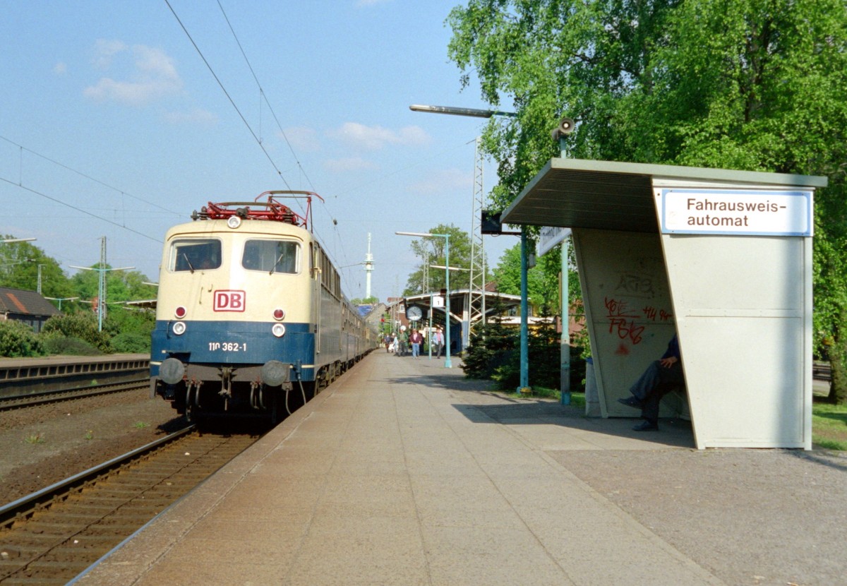 110 362 mit E 3332 (Hamburg-Altona–Bremen Hbf) am 11.05.1994 in Buchholz (Nordheide)