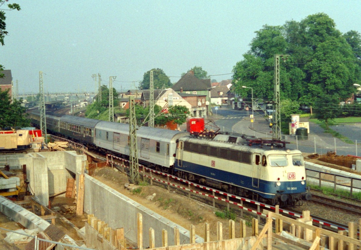 110 363 mit E 3305 (Bremen Hbf–Hamburg Hbf) am 19.06.1994 in Buchholz (Nordheide)