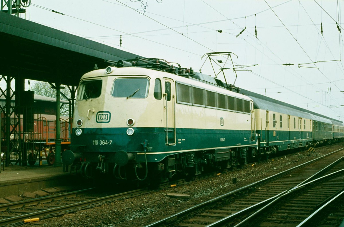 110 364-7 mit einem D-Zug Richtung Köln im Bahnhof Unna. Die Aufnahme entstand Anfang der 80iger Jahre.