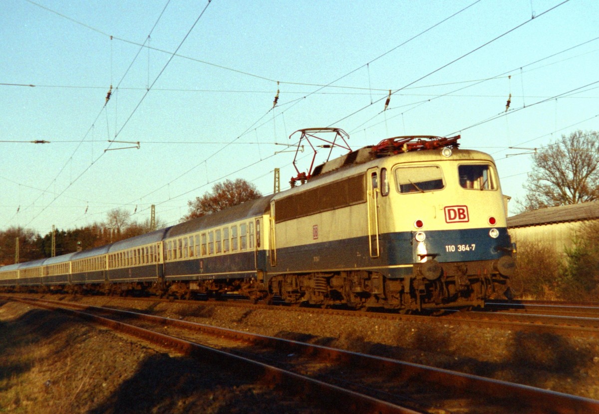 110 364 mit D 1738 (Flensburg–Kln Hbf) am 15.11.1996 in Klecken