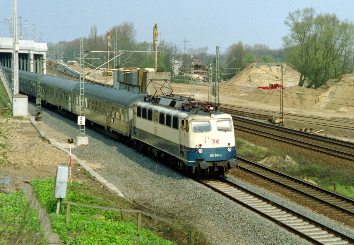 110 365 mit E 3217 (Hamburg Hbf–Uelzen) am 23.04.1994 zwischen Hamburg-Harburg und Meckelfeld