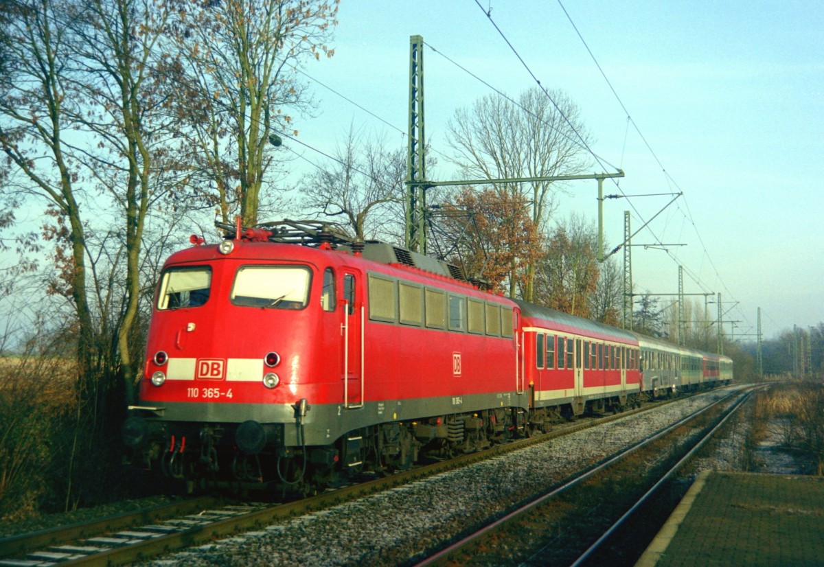 110 365 mit RE 24420 (Hamburg–Bremen) am 22.12.2000 in Hittfeld