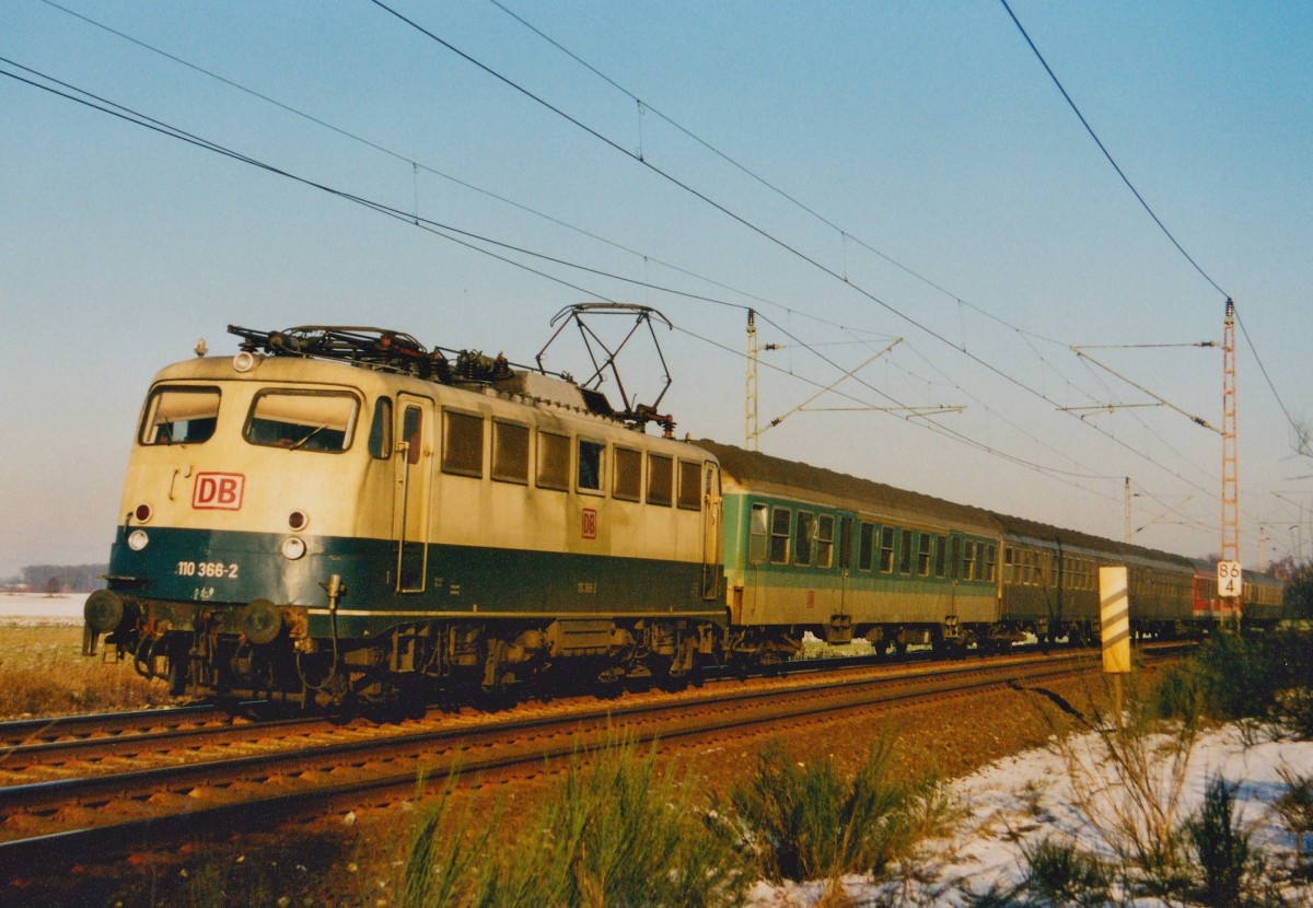 110 366 mit SE 34509 (Uelzen–Kreiensen) am 25.01.2000 zwischen Klein Sstedt und Suderburg