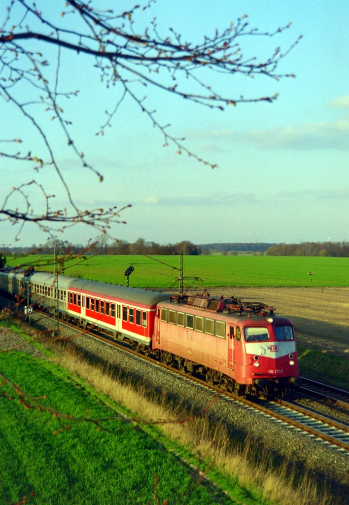 110 371 mit RE 24173 (Bremen–Osnabrck) am 07.04.2000 zwischen Lembruch und Lemfrde