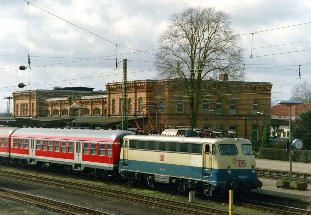 110 372 mit RE 3218 (Uelzen–Hamburg) am 19.03.1999 in Uelzen