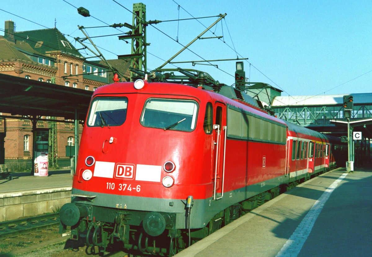 110 374 mit RB 24213 (Harburg–Lneburg) am 21.02.2004 in Hamburg-Harburg