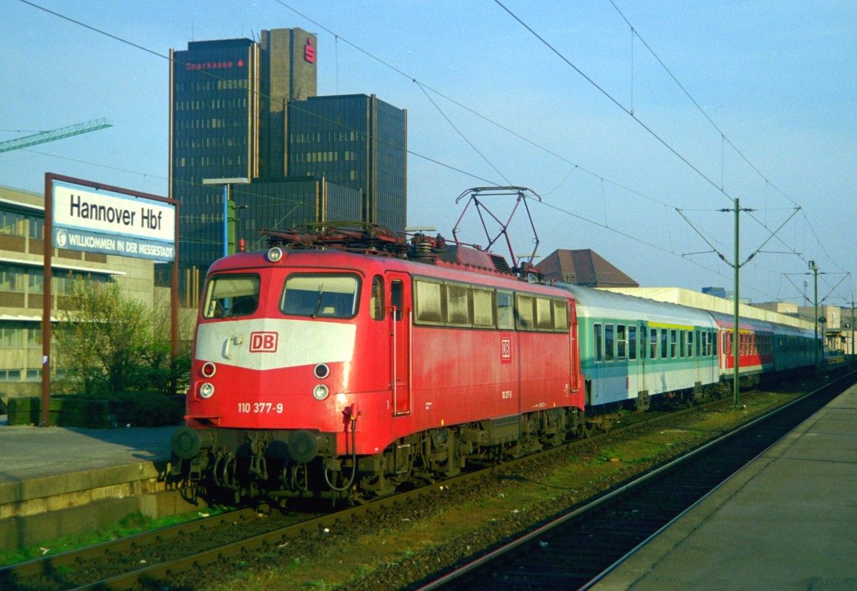 110 377 mit RE 3156 (Braunschweig–Norddeich Mole) am 02.04.1999 in Hannover Hbf