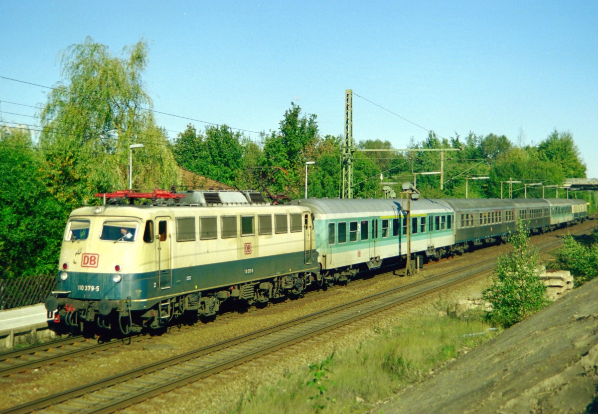 110 379 mit RE 24313 (Uelzen–Gttingen) am 15.10.1999 in Eschede