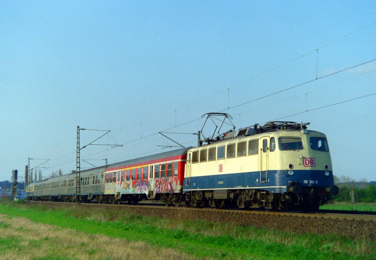 110 382 mit SE 34515 (Uelzen–Gttingen) am 20.04.2000 zwischen Elze und Banteln
