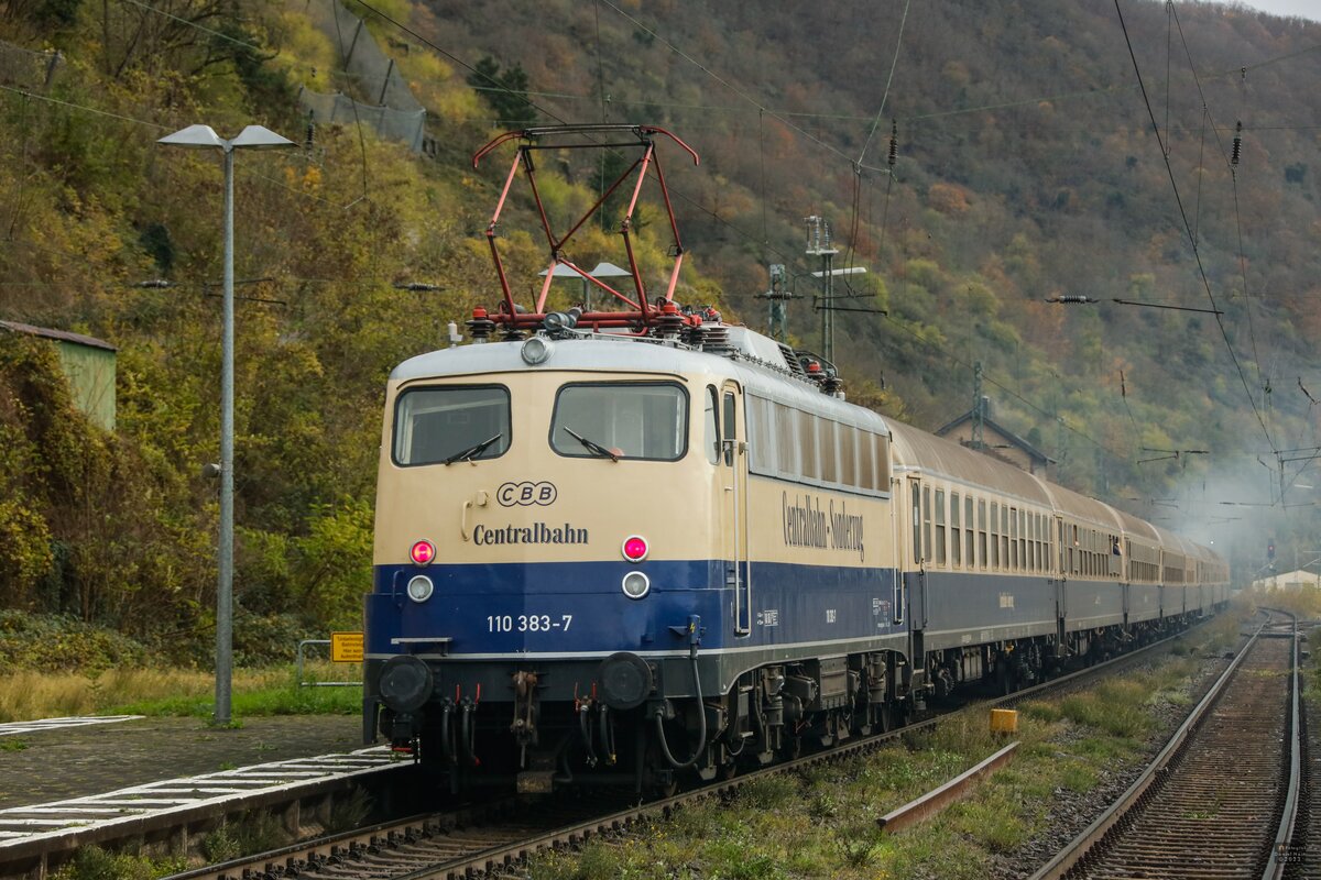 110 383-7 CBB Centralbahn am Schluss des Zuges in Kaub am Rhein, am 25.11.2023.