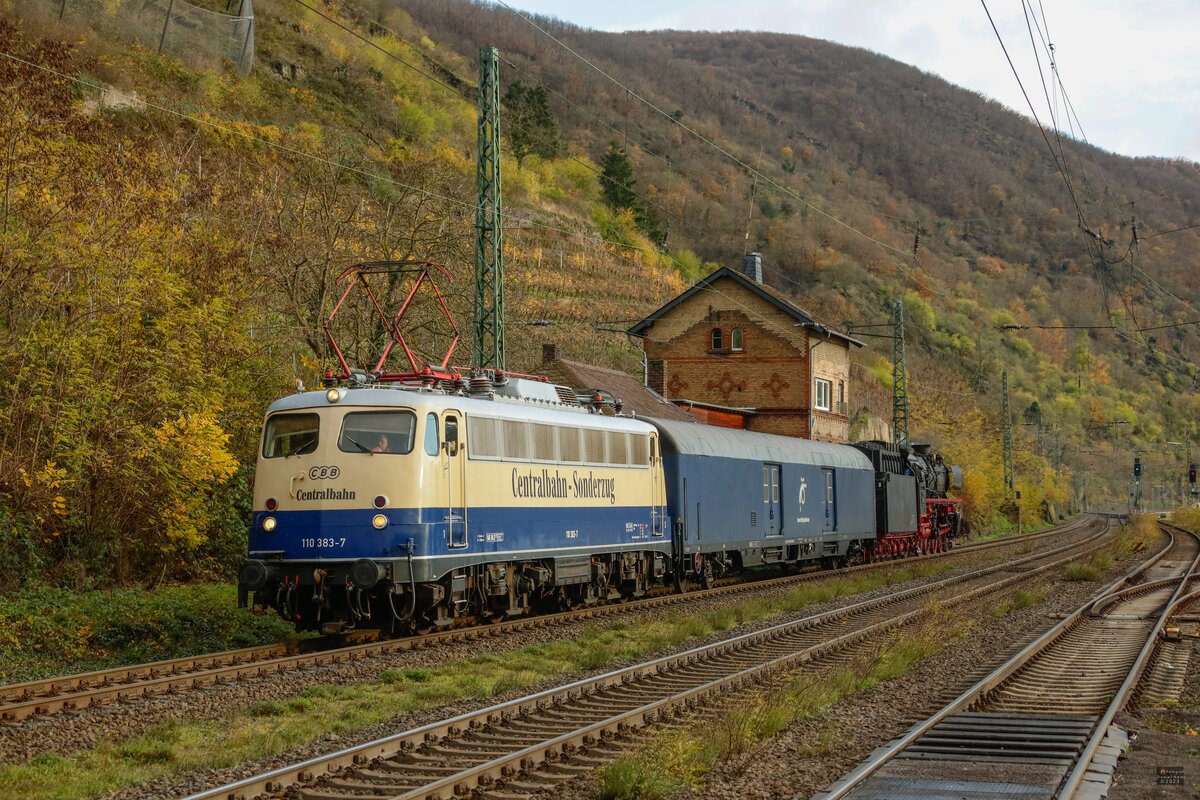 110 383-7 CBB Centralbahn mit 01 1075 in Kaub am Rhein, am 25.11.2023.