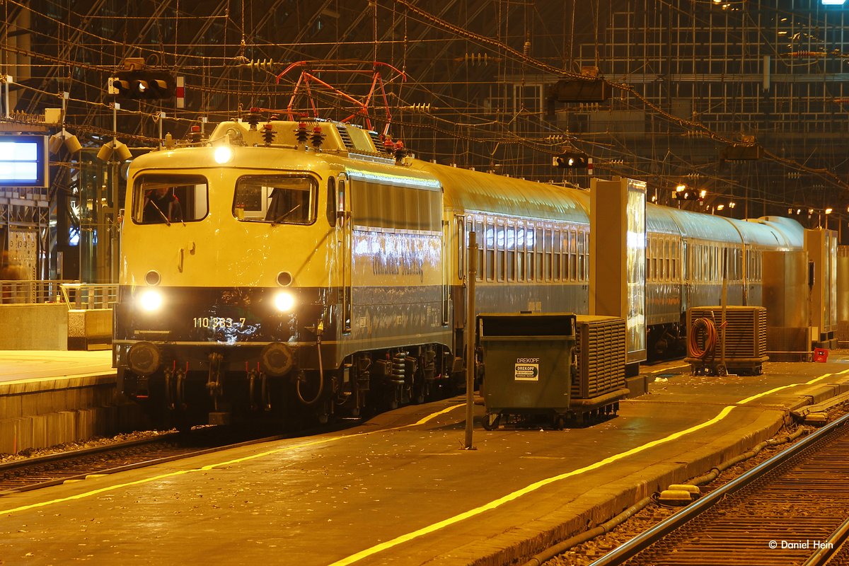 110 383-7 Centralbahn mit Rheingold nach Lübeck in Köln Hbf, am 10.12.2016.