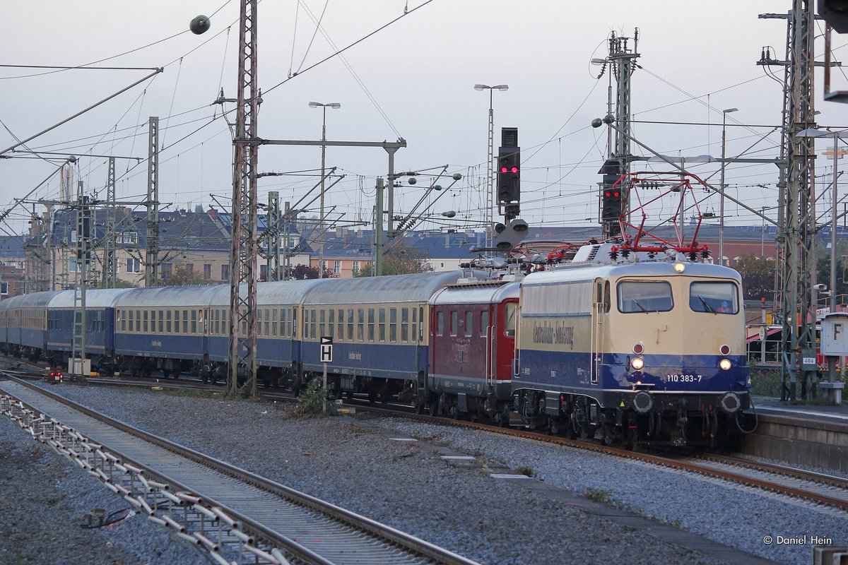 110 383-7+Re4/4 10019 mit Centralbahnsonderzug in Düsseldorf Hbf, am 23.10.2016.