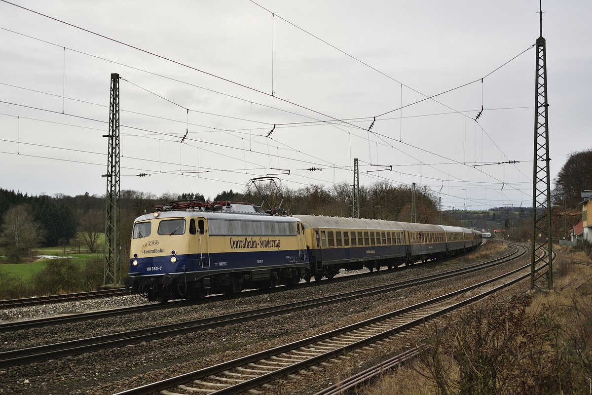 110 383 bespannte am 5. Januar 2018 einen Sonderzug, mit welchem sie hier den alten Bahnhof von Westerstetten durchfährt.