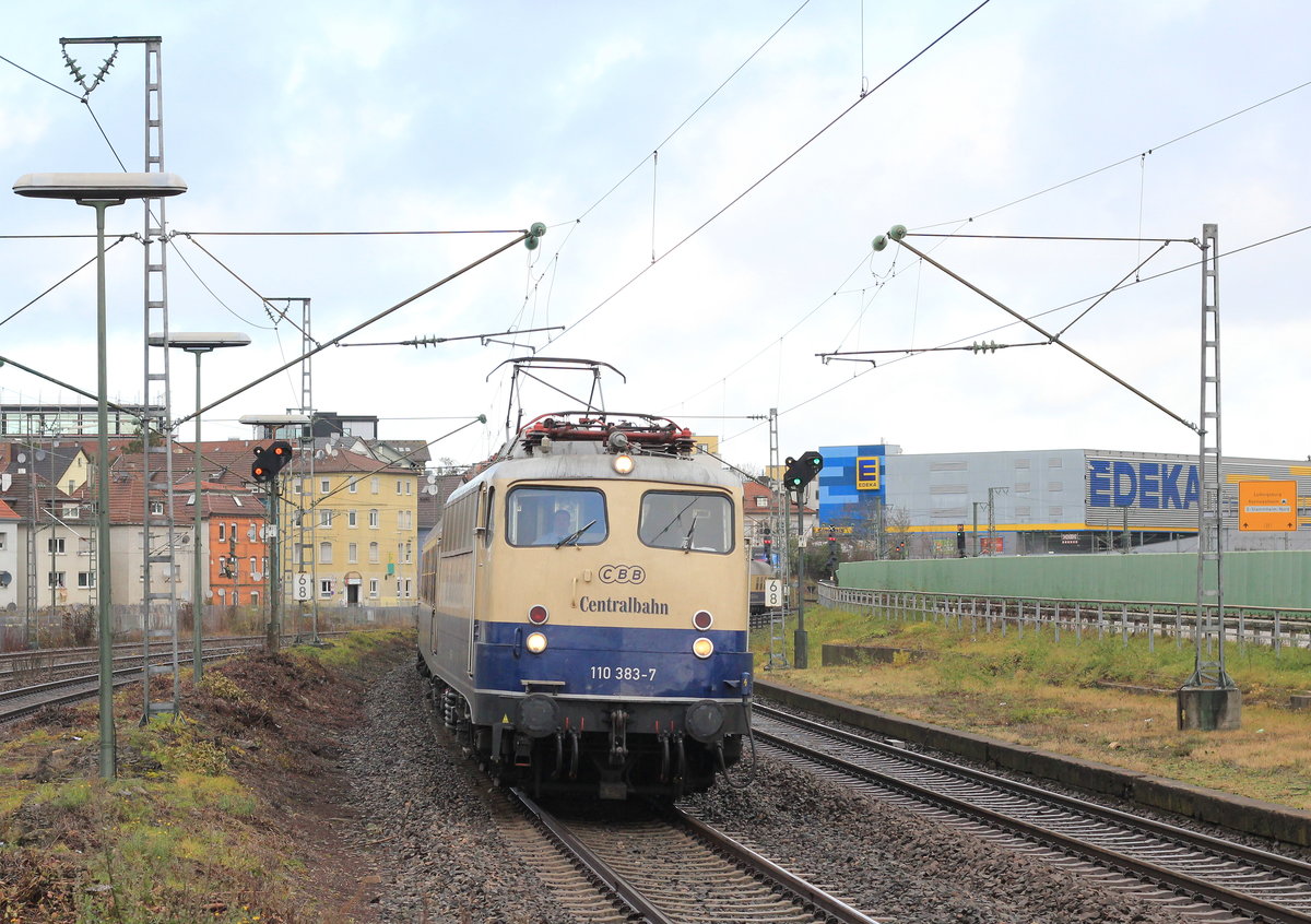 110 383 mit der Weihnachtsfahrt des Freundeskreis Eisenbahn Köln e.V. von Duisburg nach Stuttgart am 14.12.2019 bei der Durchfahrt von Stuttgart-Zuffenhausen. Grüße gehen auch ans Lokpersonal.