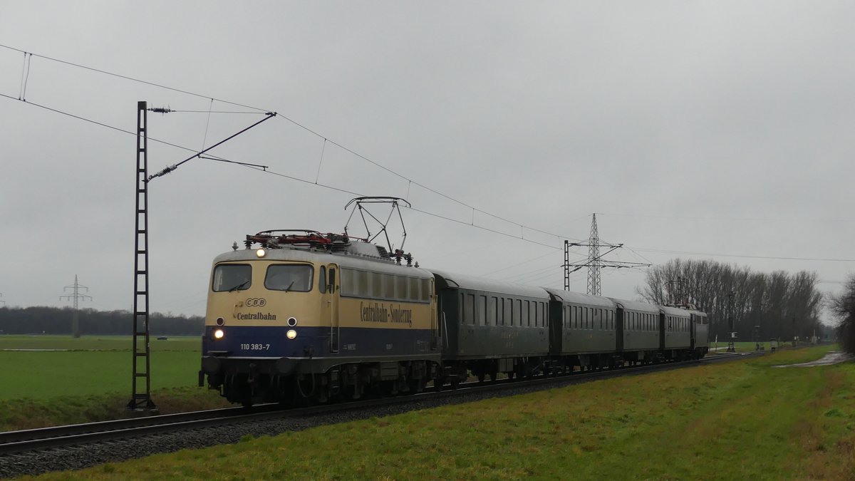 110 383 zieht den RE78 Ersatzzug zur Fahrt nach Minden an einem grauen Januartag über die Felder nördlich von Petershagen-Lahde. Aufgenommen am 4.1.2019 11:45