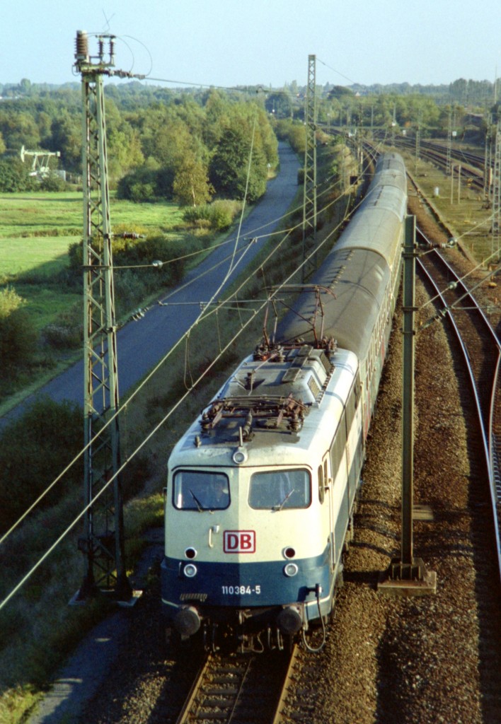 110 384 mit RE 3224 (Uelzen–Hamburg) am 08.10.1996 in Maschen