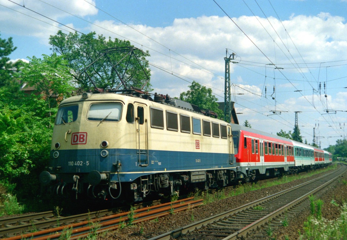 110 402 mit RE 20078 (Wrzburg–Frankfurt) am 30.07.1999 in Groauheim