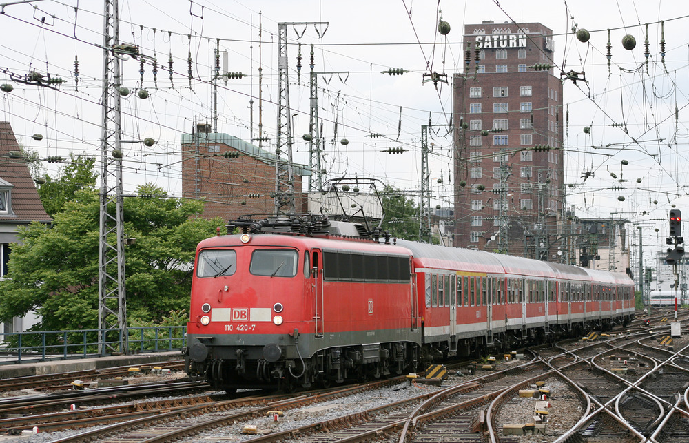 110 420 passiert mit ihrem Wagenpark das nördliche Gleisvorfeld des Kölner Hauptbahnhofs.
Diese Aufnahme wurde am 5. Mai 2009 aufgenommen.