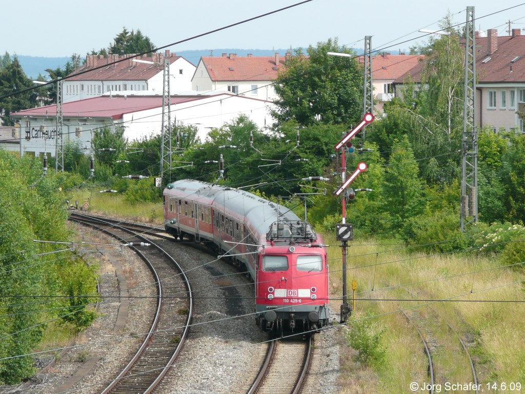 110 425 schob am 14.6.09 ihre RB in Nördlingen am  Hp2  zeigenden Formsignal vorbei Richtung Donauwörth.