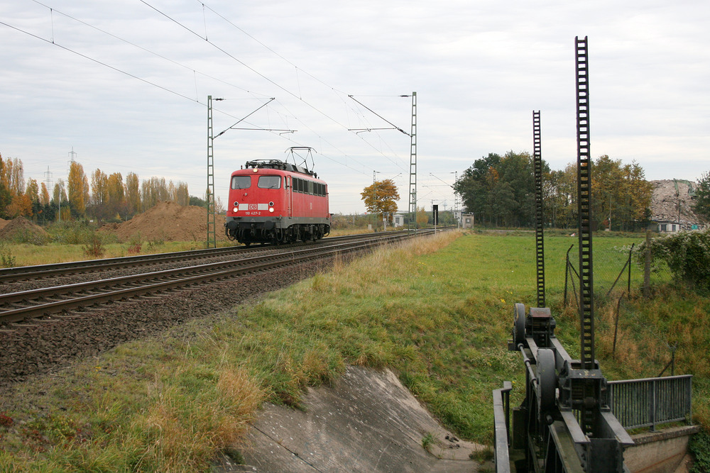 110 427 passiert auf dem Weg in Richtung Mönchengladbach / Venlo den Kölner Randkanal.
Aufnahmedatum: 29. Oktober 2011