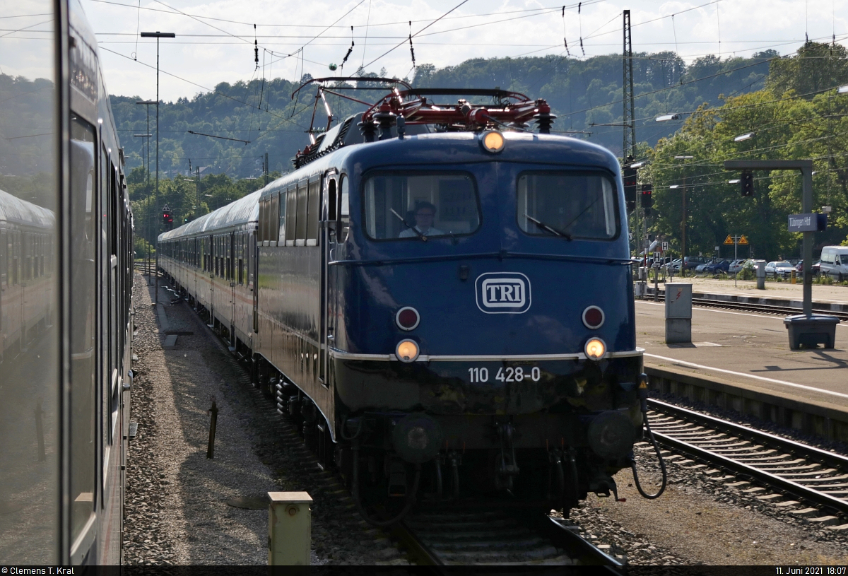 110 428-0 hatte die allerletzte HVZ-Leistung nach Tübingen Hbf übernommen und macht sich jetzt auf Gleis 4 für die leere Rückfahrt nach Stuttgart bereit. Das ließen sich viele nicht entgehen und so säumten allerhand Fotografen die Strecke.
Beobachtet im Gegenlicht aus RE 26898 (RE10b) - ebenfalls ein TRI-Ersatzzug.

🧰 TRI Train Rental GmbH, im Dienste der Abellio Rail Baden-Württemberg GmbH
🕓 11.6.2021 | 18:07 Uhr
