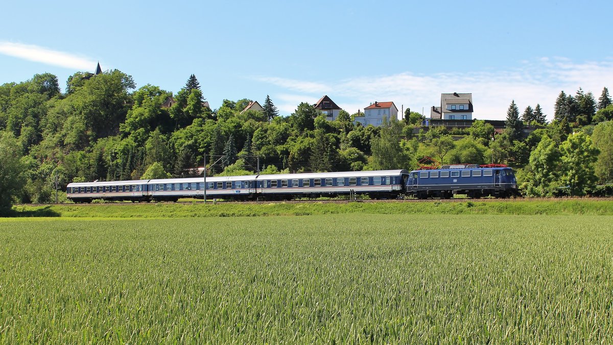 110 428-0 (TRI) fuhr am 11.06.17 von Stuttgart Hbf nach Delitzsch. Hier ist der Zug in Kahla zu sehen.