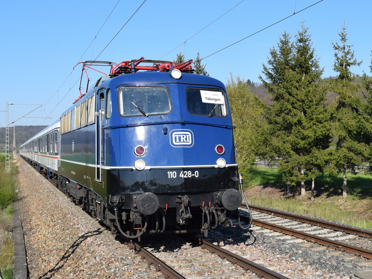 110 428 mit Ersatzzug im April 2021 in Tübingen-Lustnau. Bild wurde vom Bahnsteig aus aufgenommen.