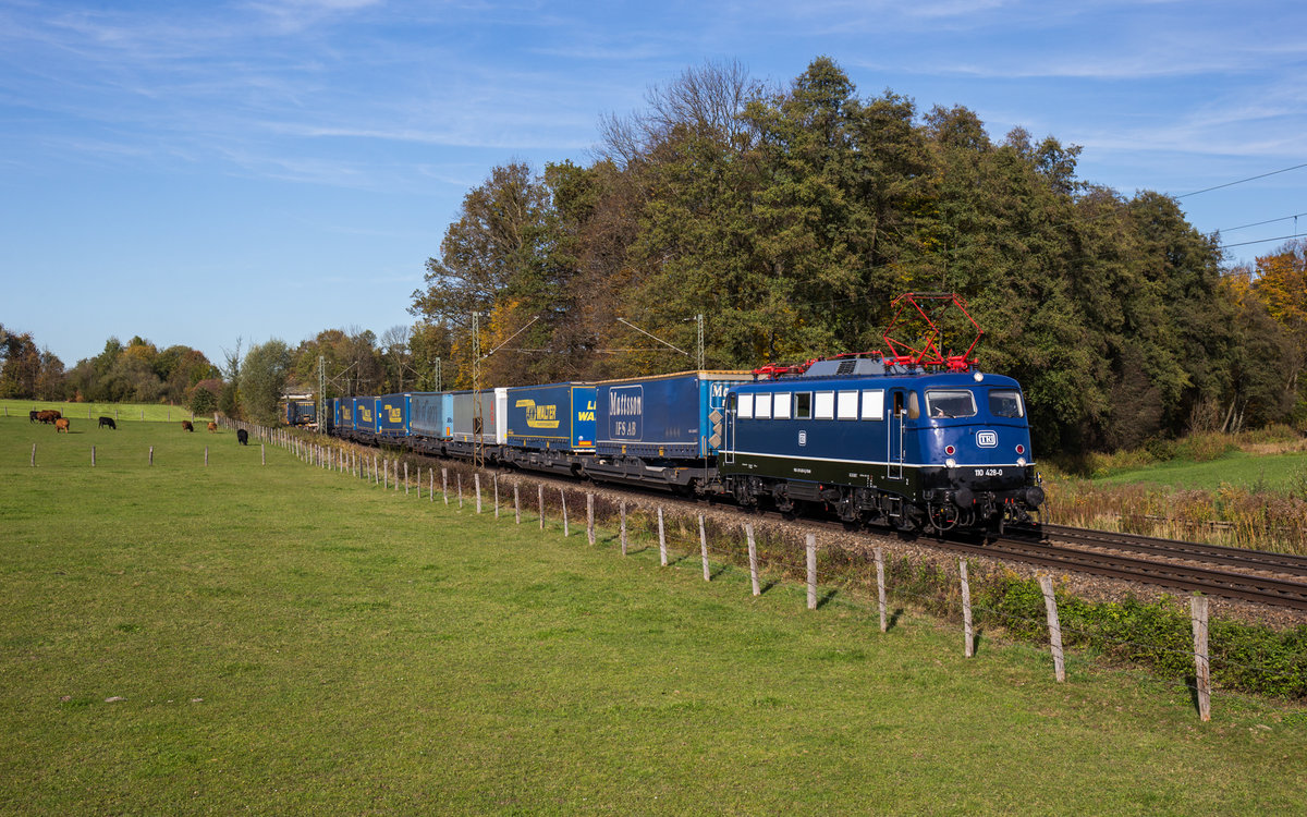 110 428 von TRI, hier im Einsatz für Lokomotion, hatte am 17. Oktober 2017 die Aufgabe, einen KLV von München Ost Rbf bis Kufstein zu bringen, hier ist die Bügelfalte am BÜ Vogl zu sehen.