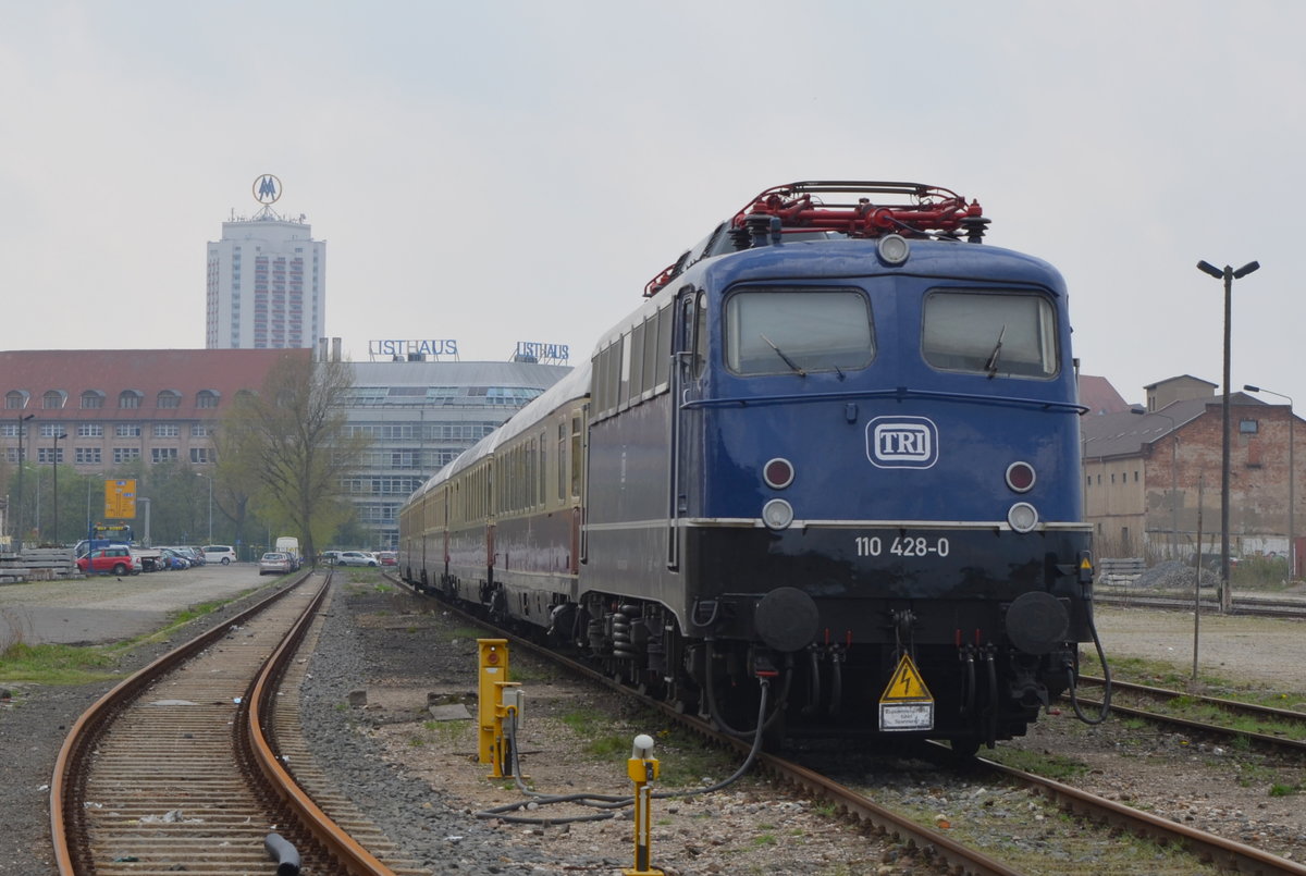 110 428–0 der TRI Train Rental GmbH mit dem AKE-RHEINGOLD beim Bw Leipzig Süd 17.04.2018
