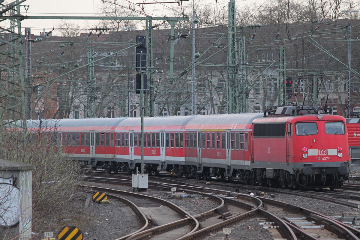 110 437 schob am 15.4.13 einen n-Wagenpark aus Düsseldorf Hbf.