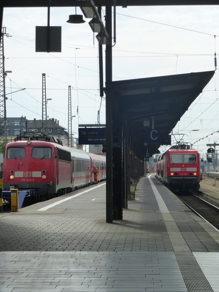 110 441-3 steht in Frankfurt (M.) Hbf, whrend 143 227 gerade einfhrt.
