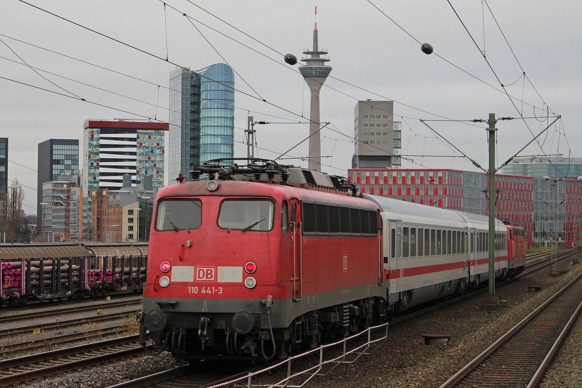 110 441 am 14.12.13 am Zugschluss des Pbz 2476 in Düsseldorf-Hamm.